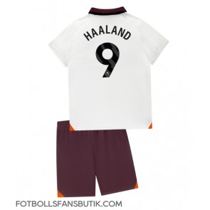 Manchester City Erling Haaland #9 Replika Bortatröja Barn 2023-24 Kortärmad (+ Korta byxor)